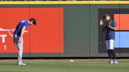 　試合前、イチローさん（右）にあいさつする大谷（共同）