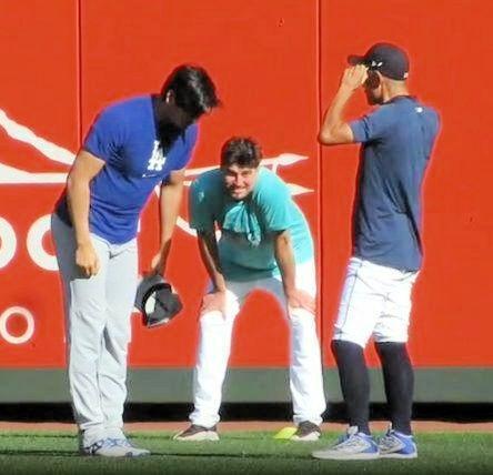 　イチローに頭を下げる大谷（撮影・小林信行）