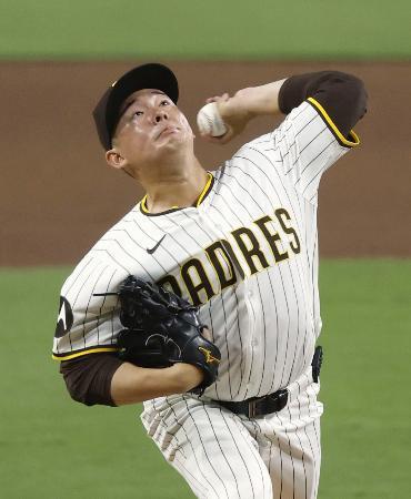 　ダイヤモンドバックス戦の３回途中から登板し、２回１／３を３安打１失点で３勝目を挙げたパドレス・松井＝サンディエゴ（共同）