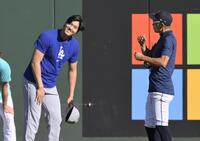 　試合前、イチローさん（右）と話す大谷（共同）