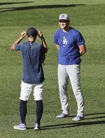 　試合前、イチローさん（左）と話をする大谷（共同）