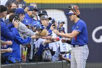 　ファンにサインする大谷（共同）