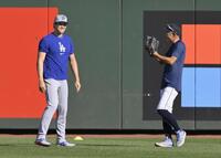 　試合前、イチローさん（右）と話す大谷（共同）