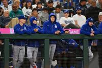 　フードをかぶり、ベンチから試合を見守る大谷（提供・Imagin／ロイター／アフロ）