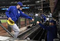 　マリナーズに勝利し引き揚げる佐々木（左）＝共同