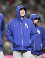 　マリナーズに勝利し笑顔で引き揚げる大谷（共同）