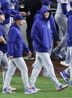 　マリナーズに勝利し笑顔の大谷（右）と山本（共同）