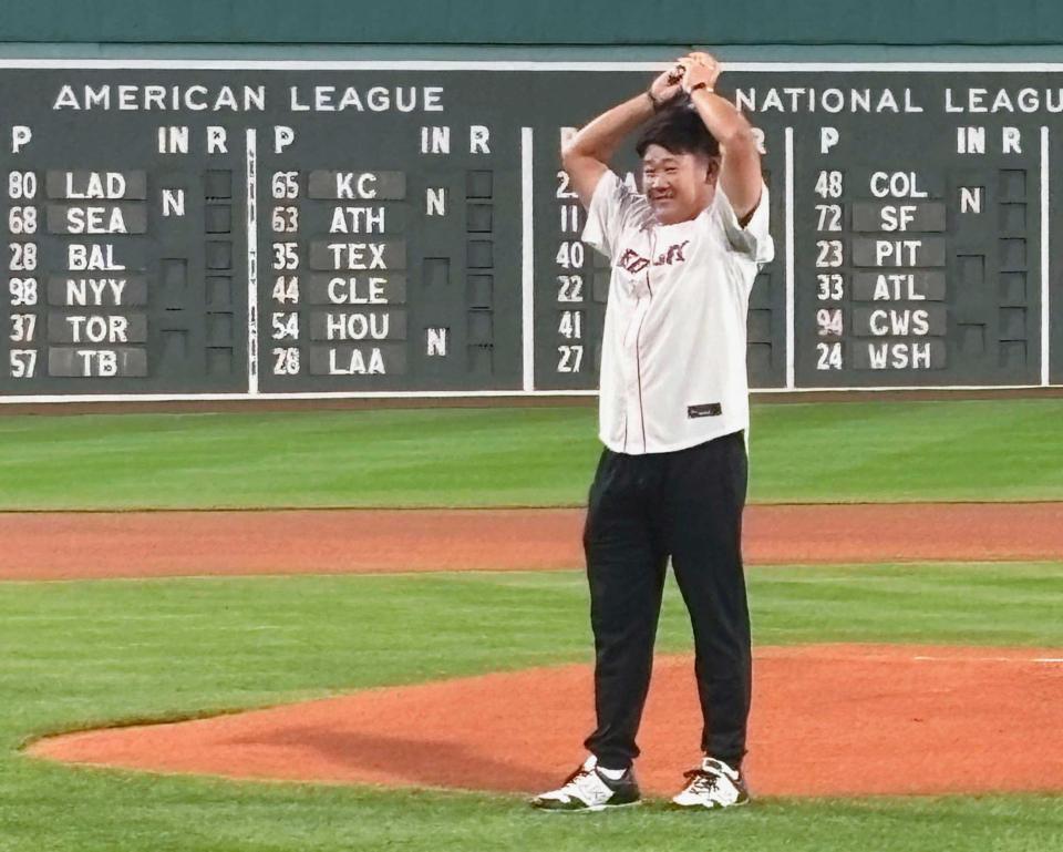 　レッドソックス－タイガース戦で始球式を行う松坂大輔さん（共同）