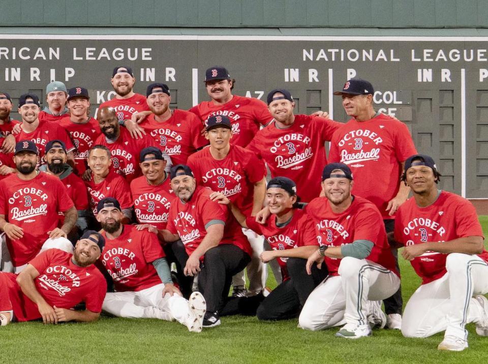 　プレーオフ進出を決め記念写真に納まるレッドソックスの選手ら。２列目右から３人目は吉田（ゲッティ＝共同）