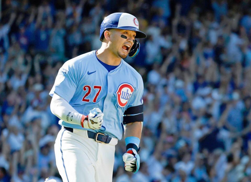 　７回、３０号満塁本塁打を放ち、雄たけびを上げるカブス・鈴木（共同）