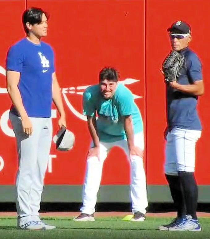 　大谷のあいさつ中、打撃ケージ方向を気にするイチロー氏（撮影・小林信行）