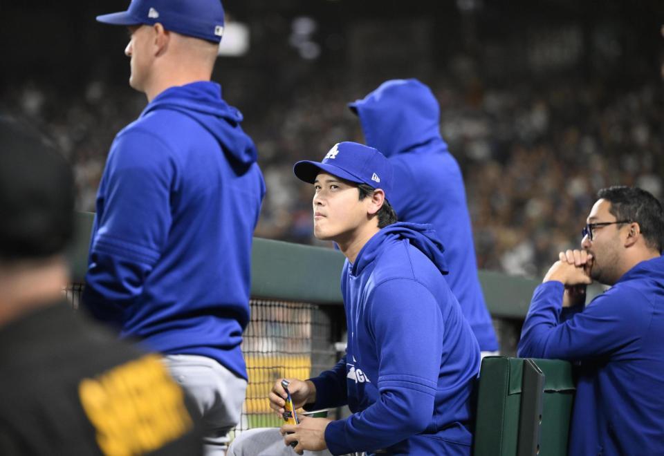 　マリナーズ戦の先発を外れ、ベンチで試合を見つめる大谷（中央）＝共同