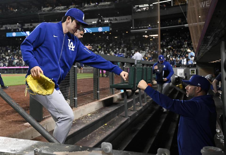 　マリナーズに勝利し引き揚げる佐々木（左）＝共同