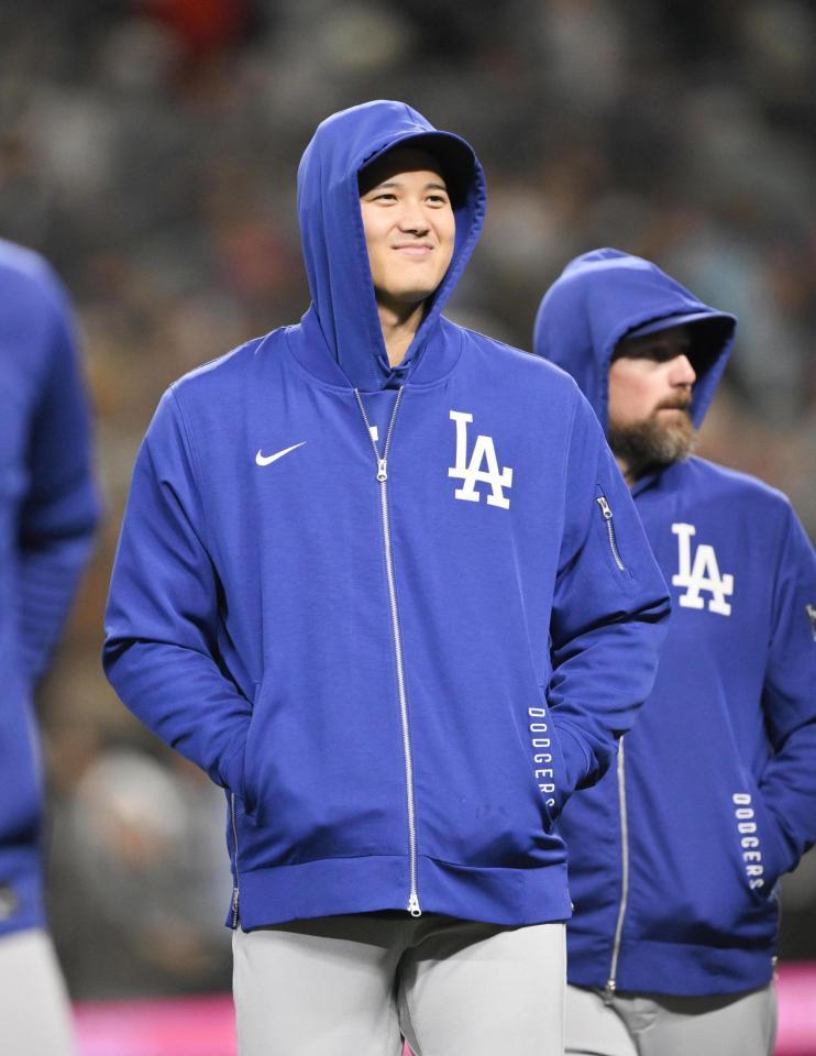 　マリナーズに勝利し笑顔で引き揚げる大谷（共同）