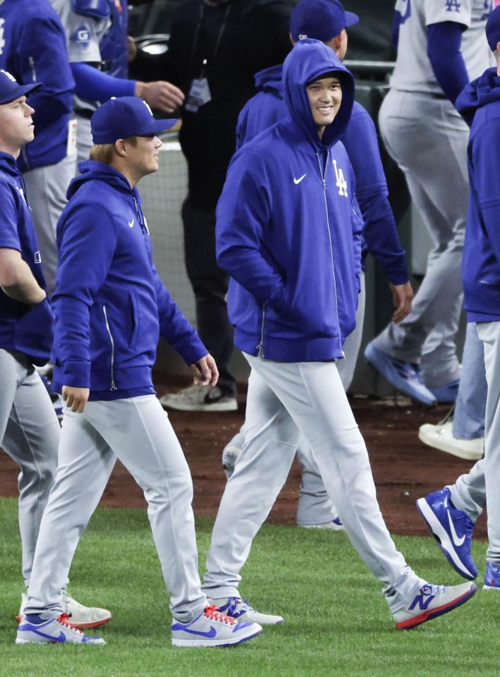 　マリナーズに勝利し笑顔の大谷（右）と山本（共同）