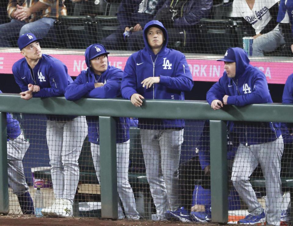 　９回、試合を見る大谷（中央右）と山本（同左）＝共同