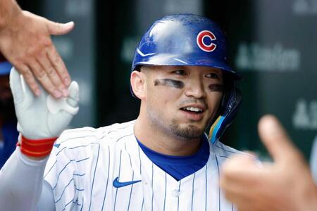 　３試合連続となる本塁打を放ちベンチで迎えられる鈴木（共同）