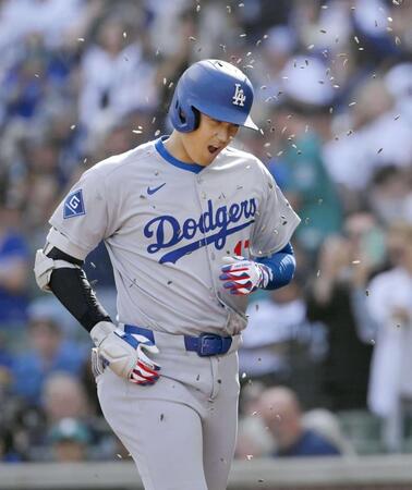 　マリナーズ戦の７回、自己最多を更新する55号ソロを放ち、種を浴びせられるドジャース・大谷（共同）