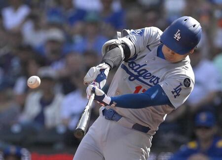 　マリナーズ戦の７回、自己最多を更新する55号ソロを放つドジャース・大谷（共同）