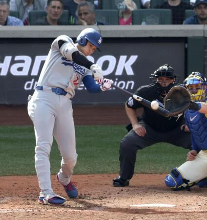 　米大リーグ・マリナーズ戦の７回、自己最多を更新する55号ソロを放つドジャース・大谷翔平（共同）