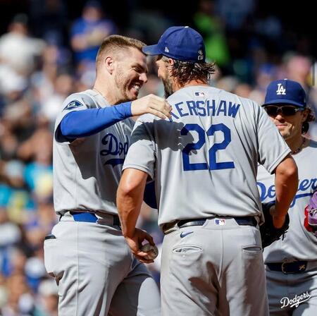 　　フリーマン（左）にハグでたたえられるカーショー（ロサンゼルス・ドジャース提供）