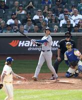 　マリナーズ戦の７回、自己最多を更新する55号ソロを放つドジャース・大谷（共同）