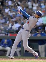 　マリナーズ戦の７回、自己最多を更新する55号ソロを放つドジャース・大谷（共同）