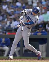 　米大リーグ・マリナーズ戦の７回、自己最多を更新する55号ソロを放つドジャース・大谷翔平（共同）