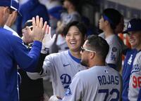 　米大リーグ・マリナーズ戦の７回、55号ソロを放ち、ベンチで笑顔のドジャース・大谷翔平（共同）