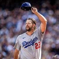 　六回途中無失点で降板し、スタンディングオベーションに応えるカーショー（ロサンゼルス・ドジャース提供）