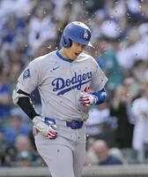 　マリナーズ戦の７回、自己最多を更新する55号ソロを放ち、種を浴びせられるドジャース・大谷（共同）