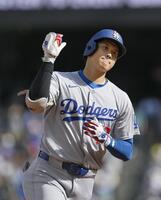 　マリナーズ戦の７回、自己最多を更新する55号ソロを放ち、塁を回るドジャース・大谷（共同）