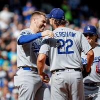 　　フリーマン（左）にハグでたたえられるカーショー（ロサンゼルス・ドジャース提供）