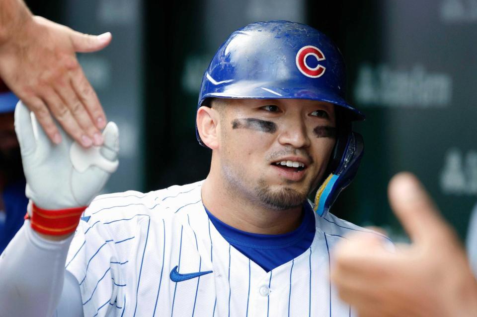 　３試合連続となる本塁打を放ちベンチで迎えられる鈴木（共同）