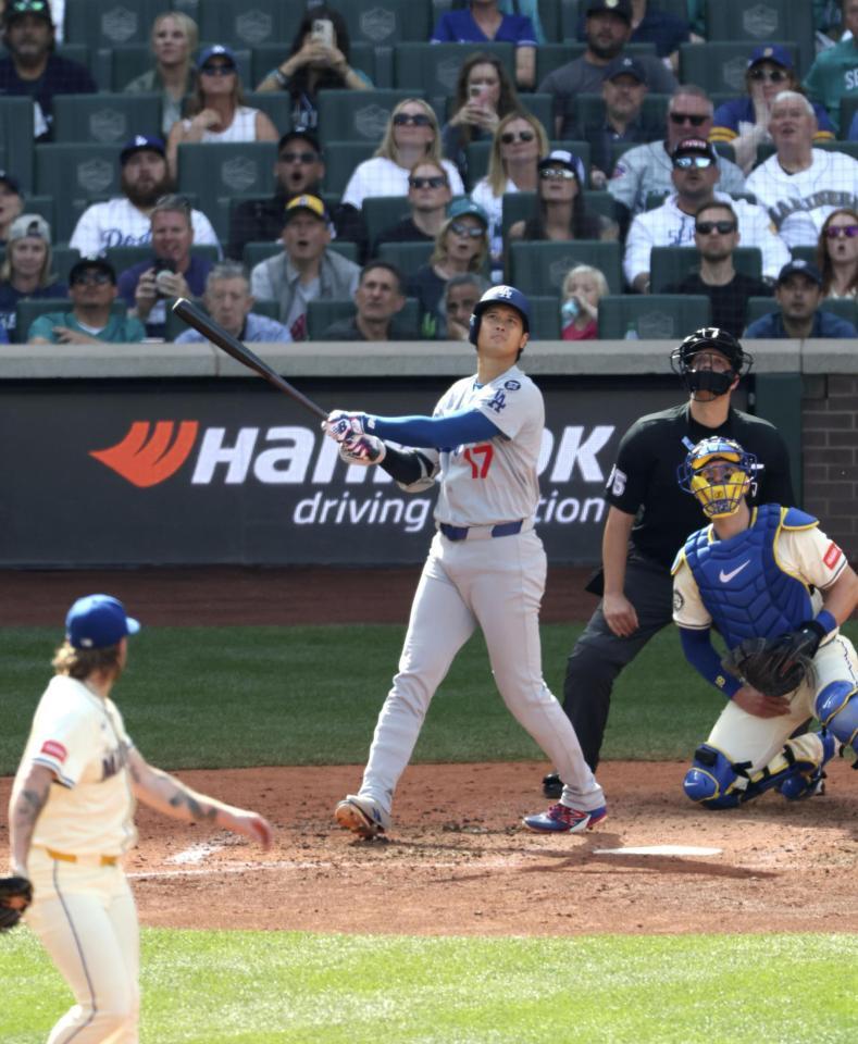　マリナーズ戦の７回、自己最多を更新する55号ソロを放つドジャース・大谷（共同）