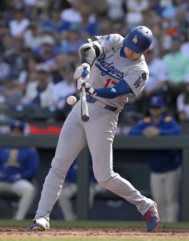 　米大リーグ・マリナーズ戦の７回、自己最多を更新する55号ソロを放つドジャース・大谷翔平（共同）