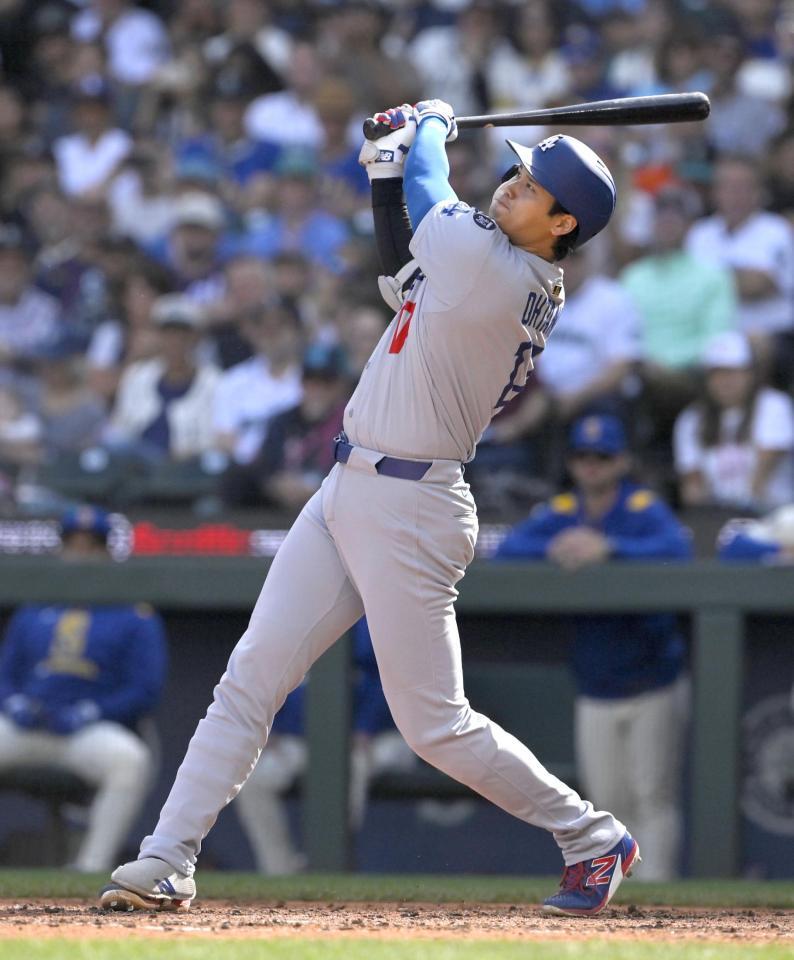 　米大リーグ・マリナーズ戦の７回、自己最多を更新する55号ソロを放つドジャース・大谷翔平（共同）