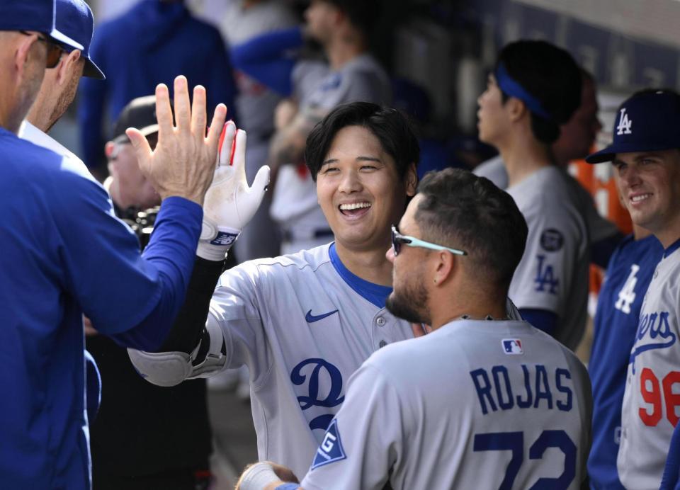 　米大リーグ・マリナーズ戦の７回、55号ソロを放ち、ベンチで笑顔のドジャース・大谷翔平（共同）
