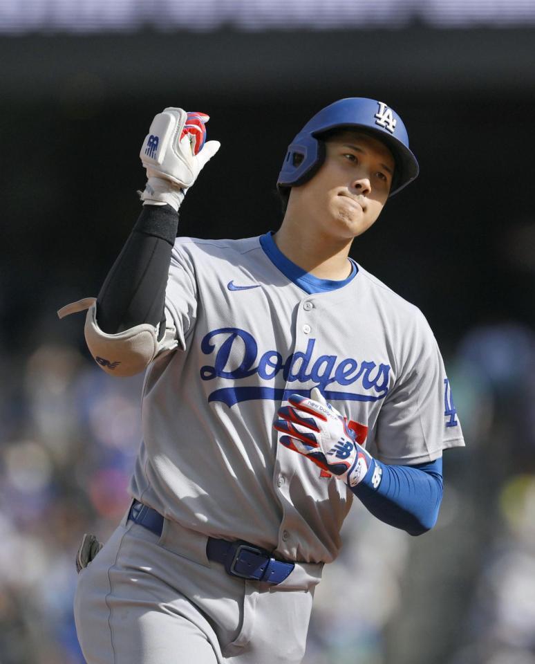 　マリナーズ戦の７回、自己最多を更新する55号ソロを放ち、塁を回るドジャース・大谷（共同）