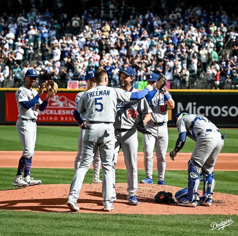 　フリーマン（５）からハグで祝福されるカーショー（中央）＝ロサンゼルス・ドジャース提供