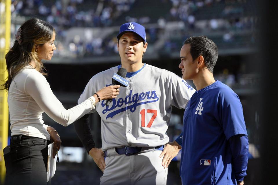 　レギュラーシーズン最終戦を勝利で終え、インタビューに答えるドジャース・大谷（共同）