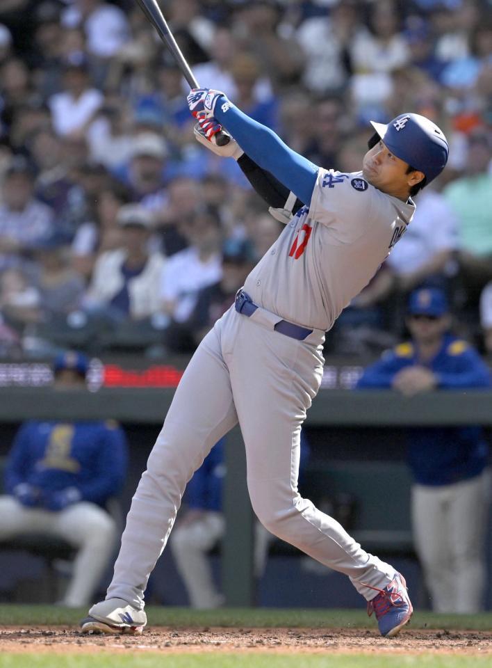 　マリナーズ戦の７回、自己最多を更新する55号ソロを放つドジャース・大谷（共同）
