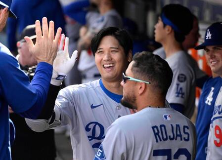 　７回、５５号ソロを放ち、ベンチで笑顔の大谷（共同）