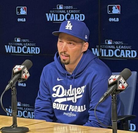 　記者会見するスネル（共同）