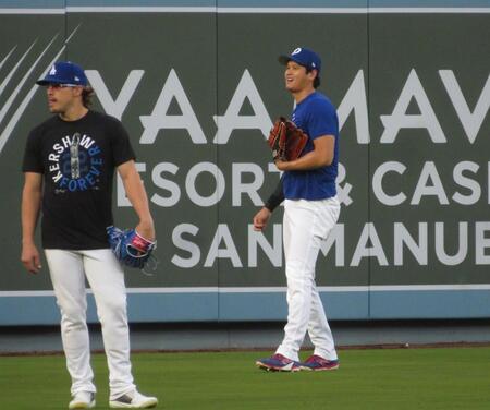 　キャッチボール中に笑顔を見せる大谷（撮影・小林信行）