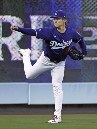 　キャッチボールする山本（共同）