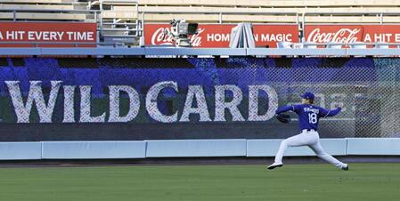 　キャッチボールする山本（共同）