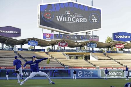 　キャッチボールする佐々木（左下）＝共同