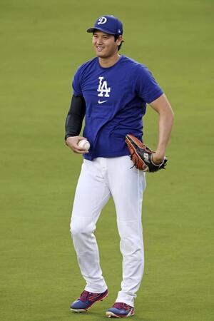 　キャッチボールする大谷（共同）