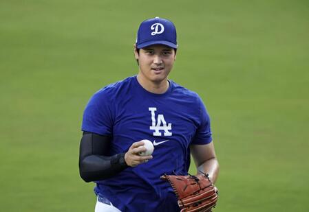 　キャッチボールする大谷（共同）